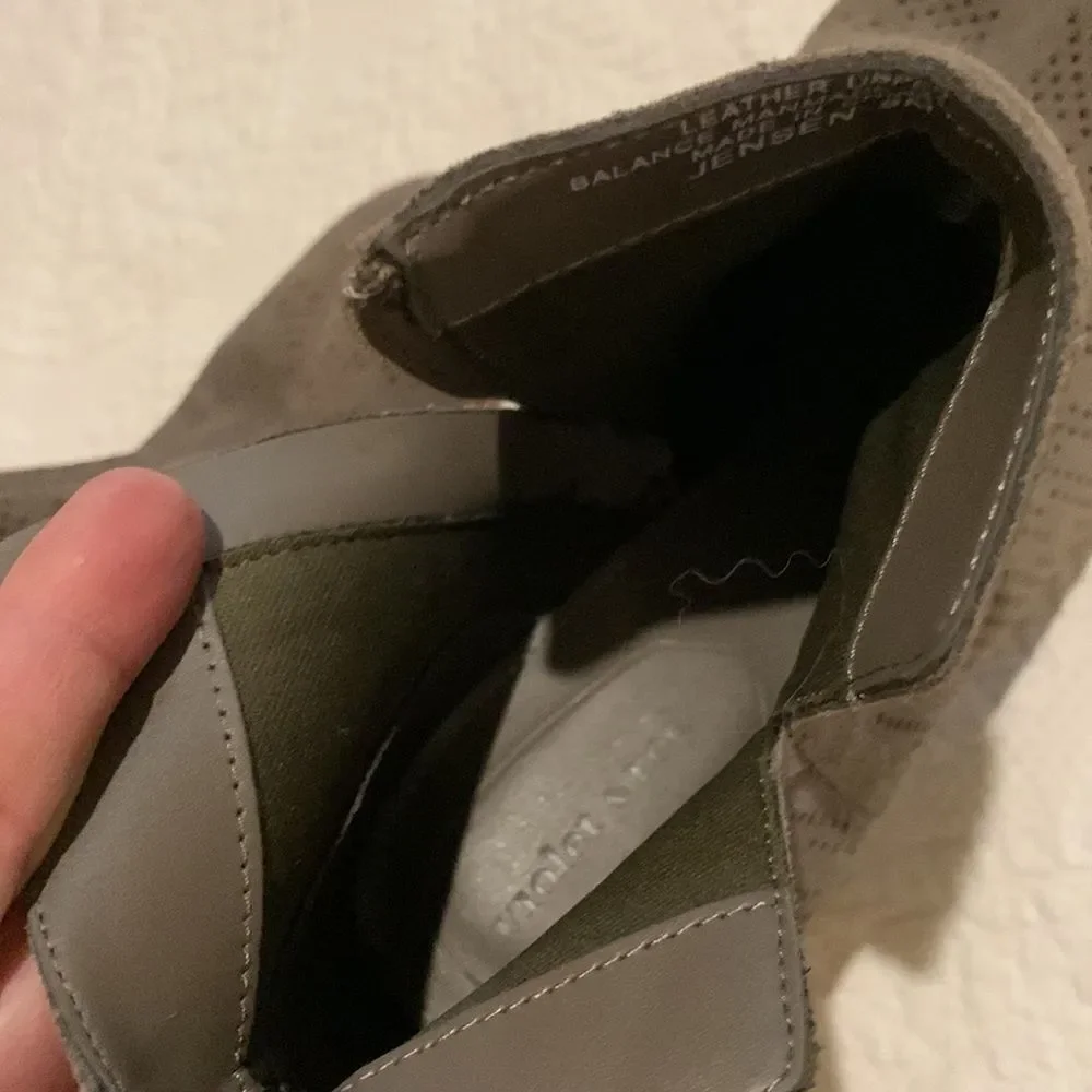 Violet & Red ankle booties. 8 - Picture 13 of 13